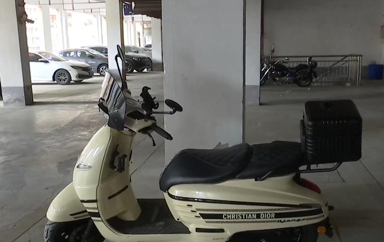 DƬ